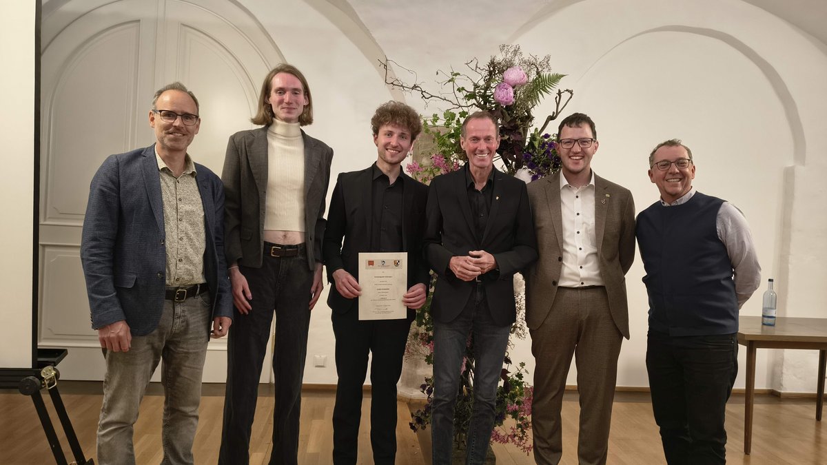Im Bild (von links nach rechts): Schulleiter Prof. Dr. Michael Spors, die Preisträger Samuel Odenwald und Andre Schneider, Stiftungsvorstände OB Dr. Christoph Hammer und Jörg Edelmann (1. Bürgermeister Wassertrüdingen) und Prof. Dr. Christoph Dauberschmidt (Stiftungsrat).