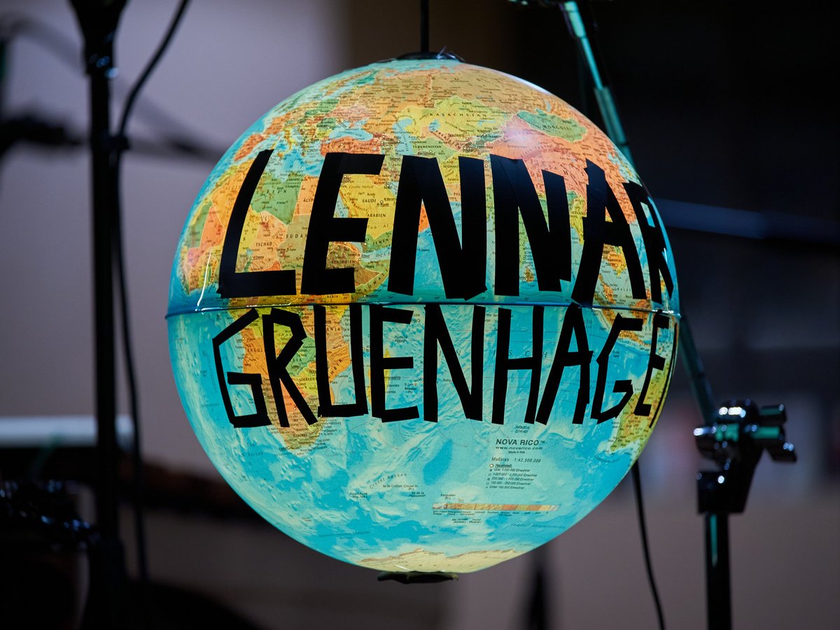 Ein von innen beleuchteter Globus mit der Aufschrift Lennart Gruenhagen