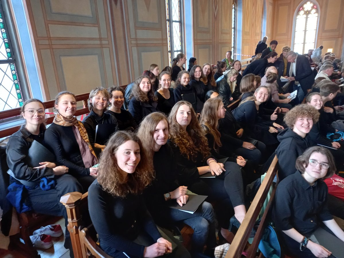 Foto mit den Sängerinnen der BFS Musik im Chorraum der Kirche