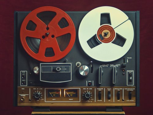 Ausschnitt des Plakats zum Bigbandkonzert mit dem Bild eines alten Tonbandgerätes 