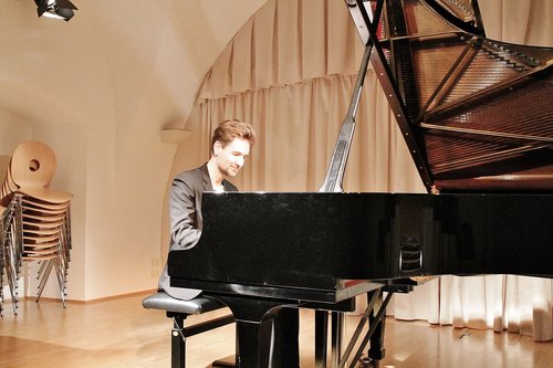 Prof. Laurens Patzlaff spielt am Flügel in einem Konzertsaal.