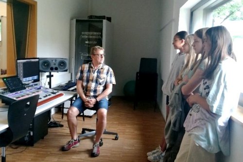 Dozent Norbert Meyer-Venus in der Studiokabine des Bandhauses mit Schülerinnern der siebten Klasse.