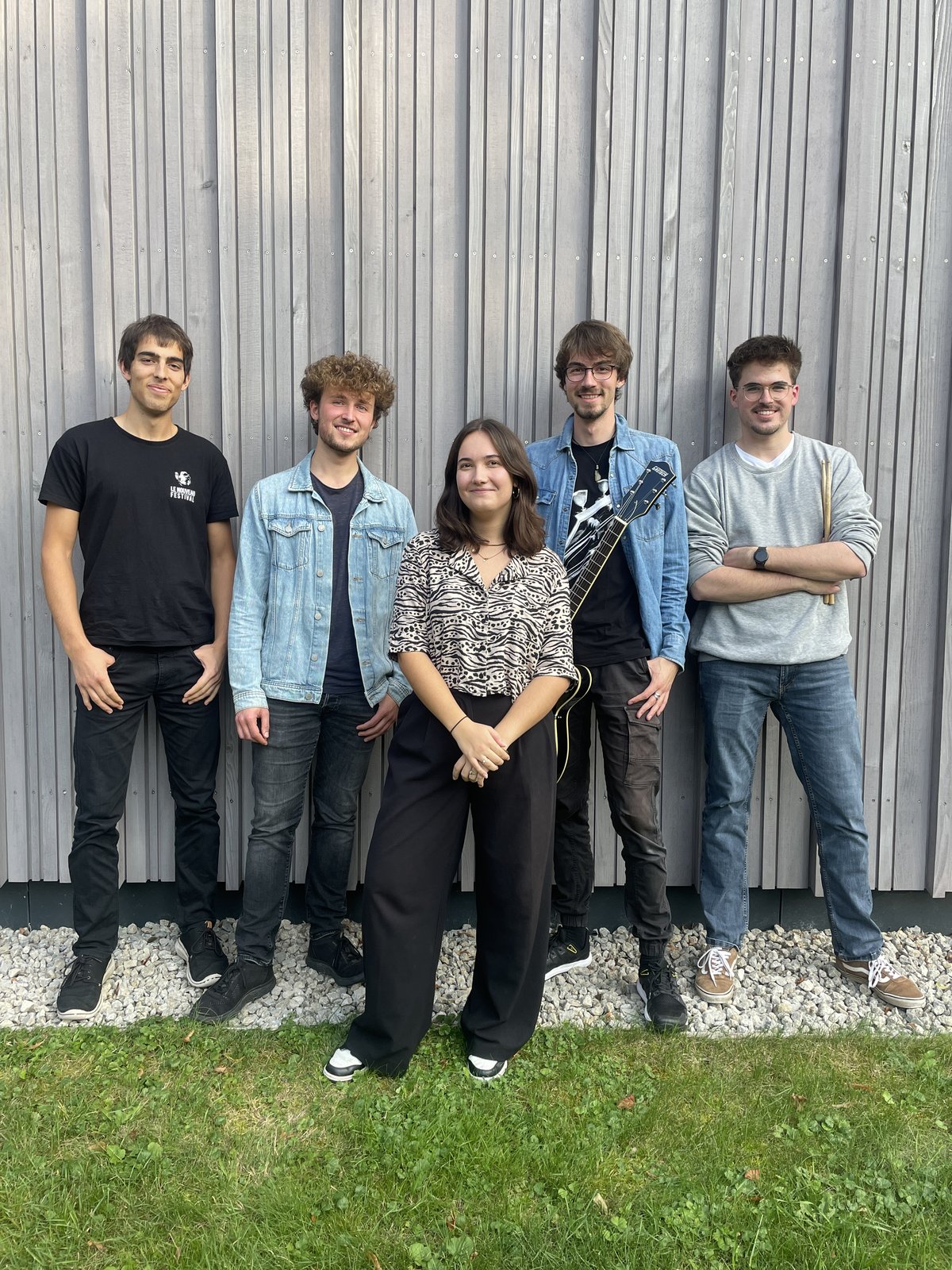 Bezirksband db circus Foto der Bezirksband 2024 vor dem Bandhaus der BFS Musik