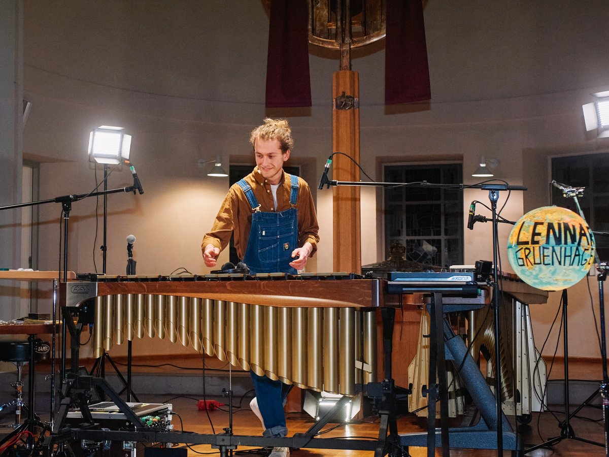 Lennart Gruenhagen spielt vor dem Altar der Paulskirche sein Marimbaphon. Der Raum ist stimmungsvoll beleuchtet.