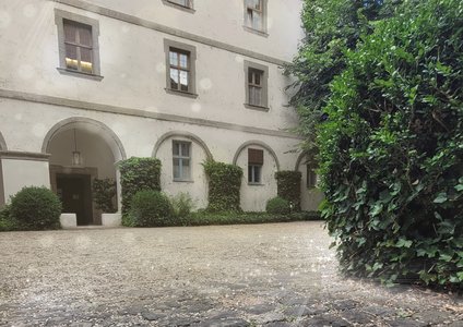 Dekoratives Bild: Blick auf den Innenhof der Schule