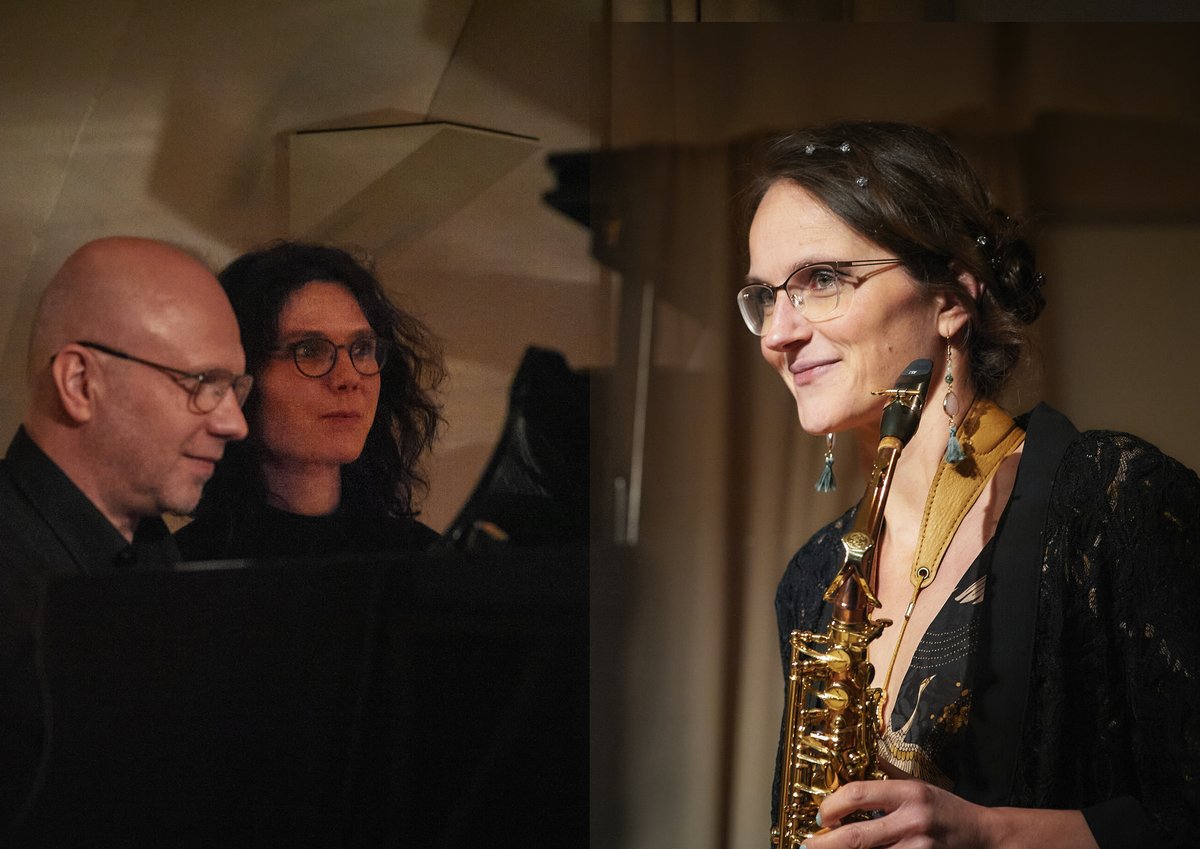 Bühnenfotos der Musiker Jürgen Kruse am Klavier und Martina Ebert mit Saxophon in der Hand