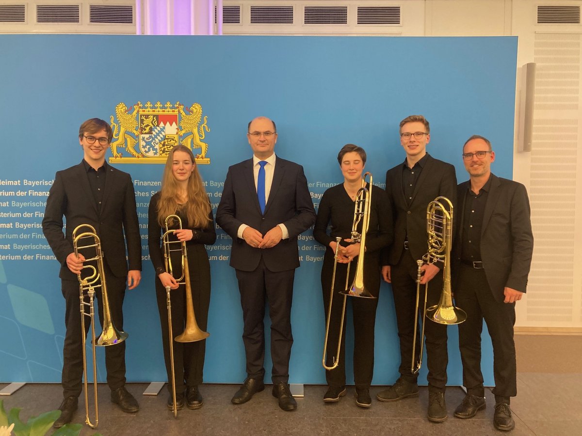 Gruppenfoto Auszubildenden der BFS Musik (Posaune), Staatsminister Albert Füracker und Schulleiter Prof. Dr. Michael Spors