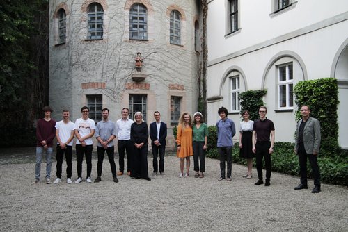 Gruppenfoto mit Jury und Preisträgern des Andrea-Gebhard-Wettbewerbs