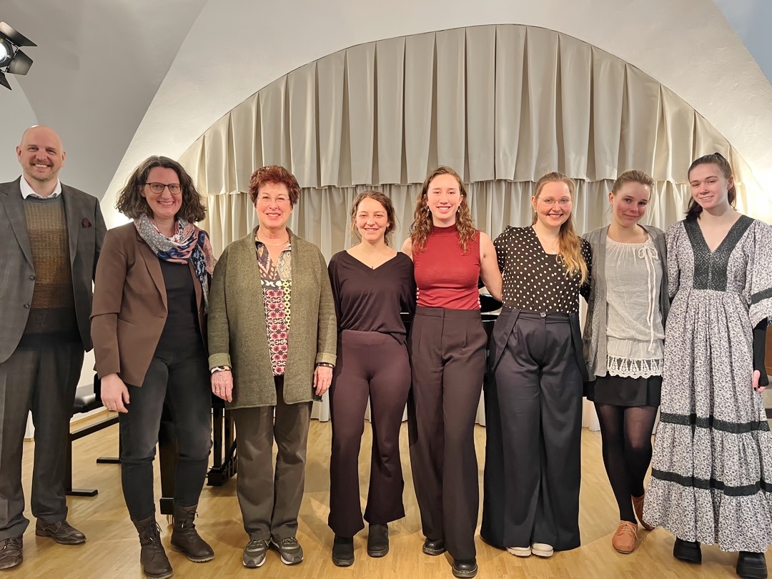 Meisterkurs Gesang März 23 Gruppenbild mit Auszubildenden der BFS Musik und Prof. Julie Kaufmann